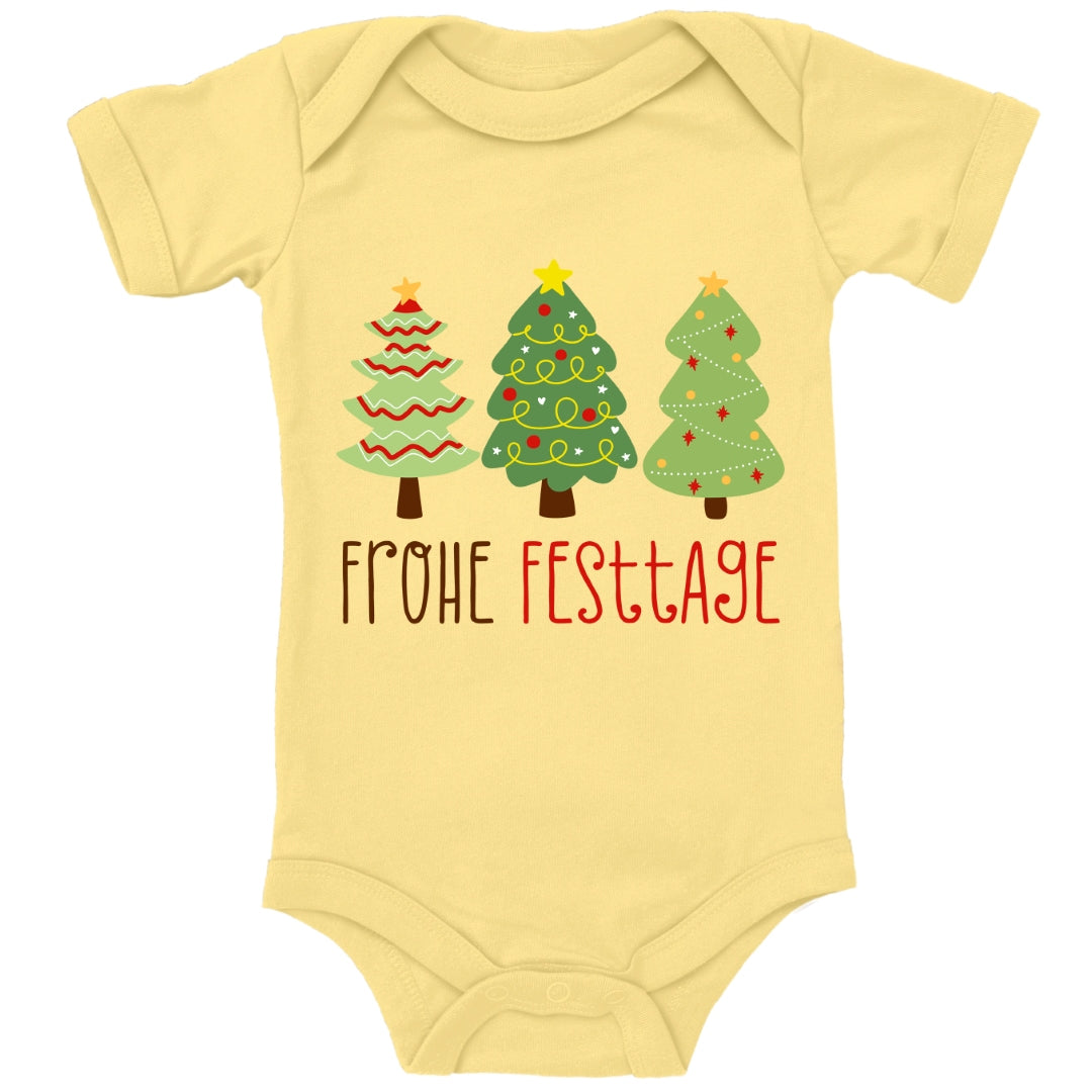 Geschmückte Tannenbäume wünschen Frohe Festtage