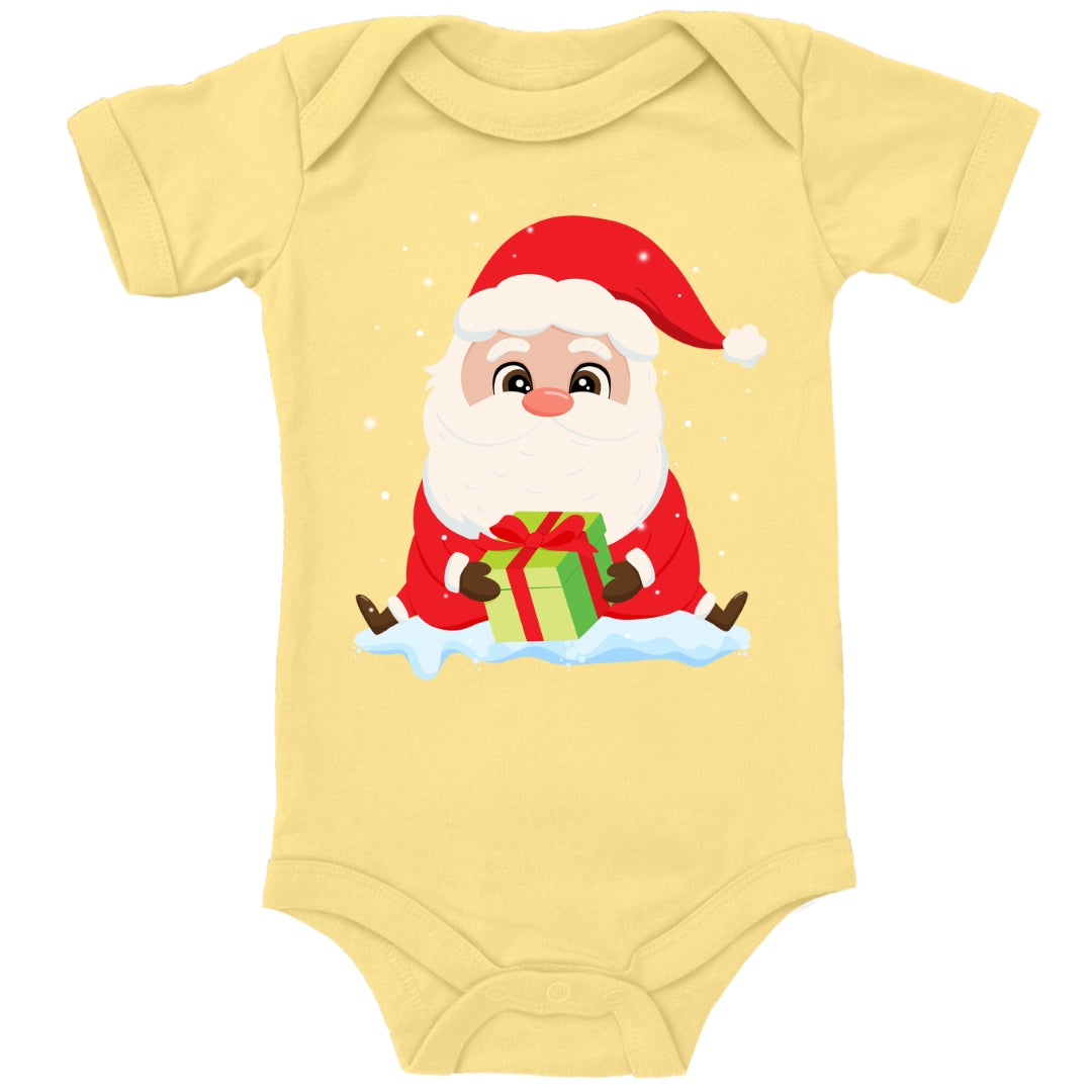 Niedlicher Weihnachtsmann sitzt im Schnee und bringt ein Geschenk