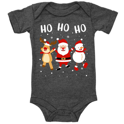 Ho Ho Ho, Weihnachtsmann, Schneemann und Elch tanzen im Schnee