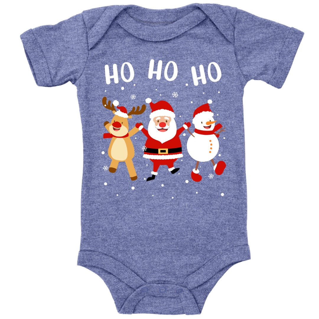 Ho Ho Ho, Weihnachtsmann, Schneemann und Elch tanzen im Schnee
