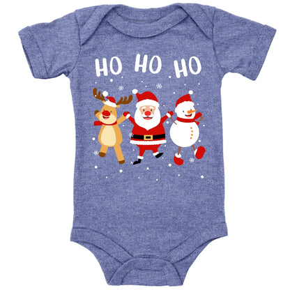 Ho Ho Ho, Weihnachtsmann, Schneemann und Elch tanzen im Schnee