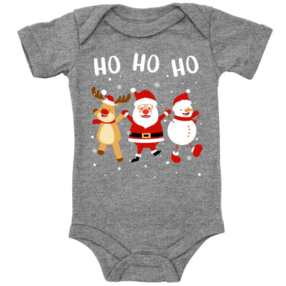 Ho Ho Ho, Weihnachtsmann, Schneemann und Elch tanzen im Schnee
