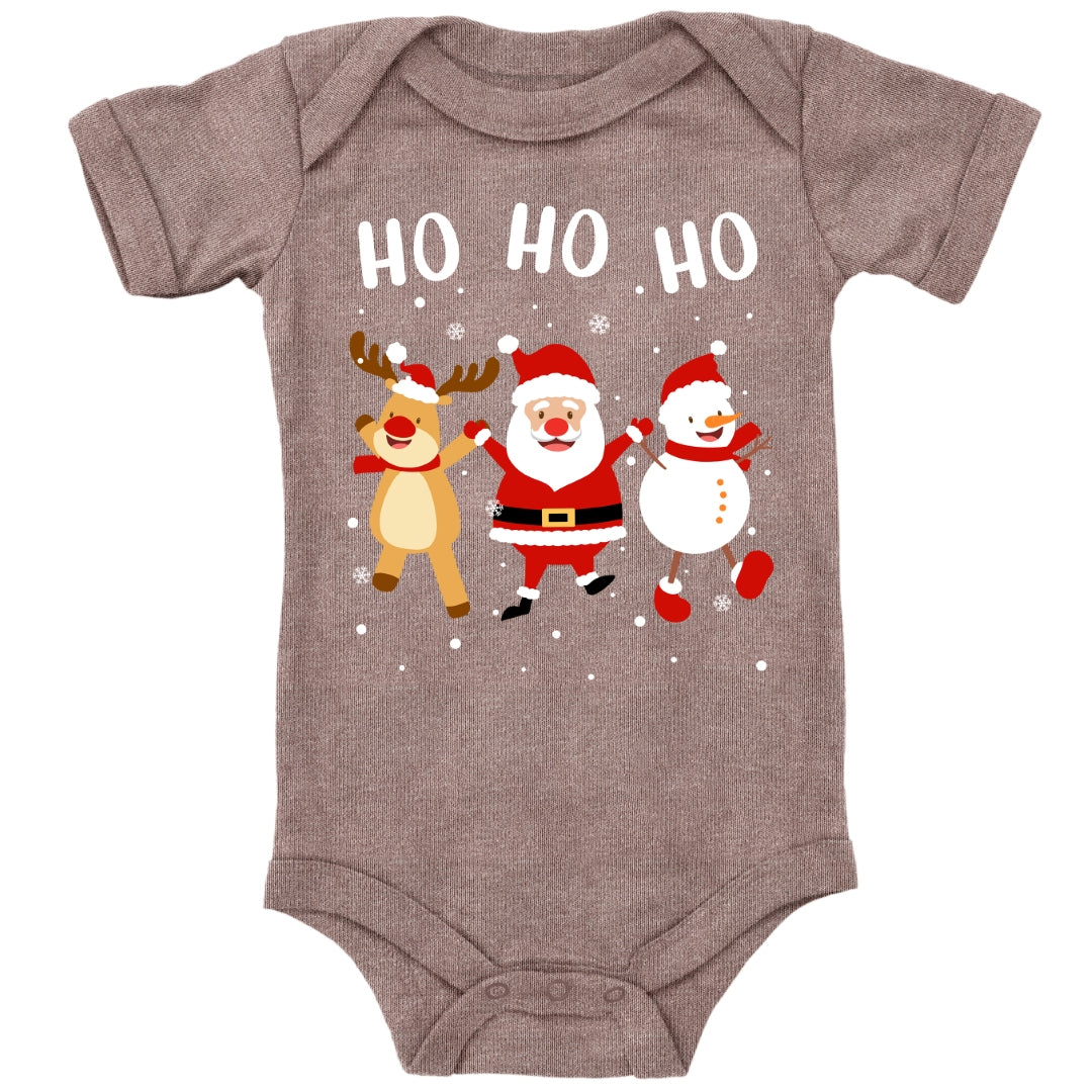 Ho Ho Ho, Weihnachtsmann, Schneemann und Elch tanzen im Schnee