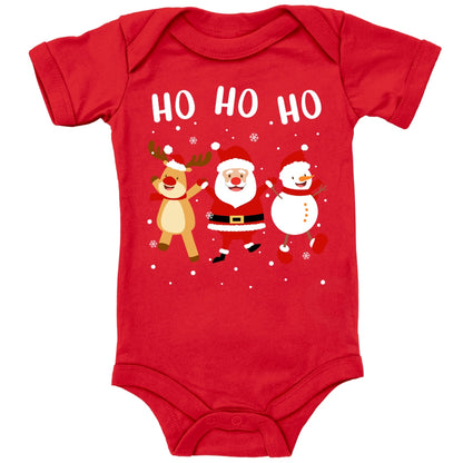 Ho Ho Ho, Weihnachtsmann, Schneemann und Elch tanzen im Schnee