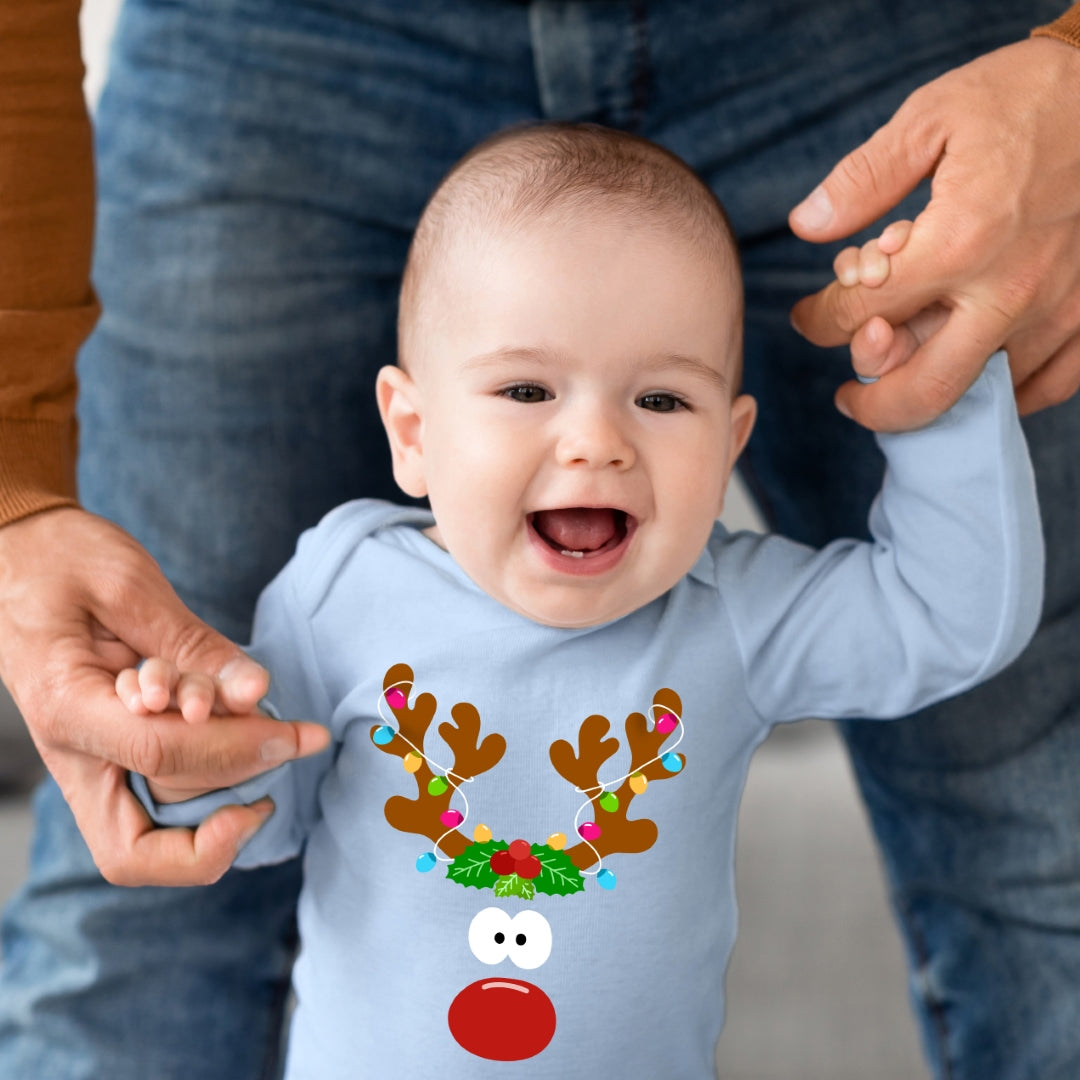 Rentier mit roter Nase und Lichterkette