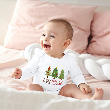 Geschmückte Tannenbäume wünschen Frohe Festtage