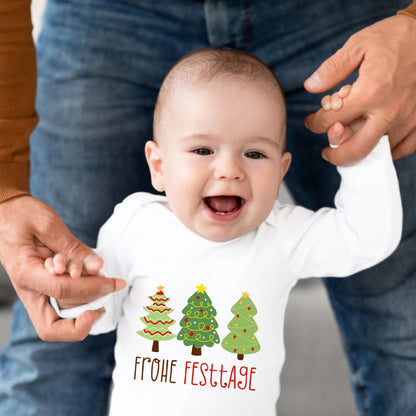 Geschmückte Tannenbäume wünschen Frohe Festtage