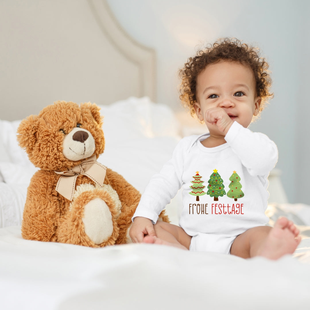 Geschmückte Tannenbäume wünschen Frohe Festtage