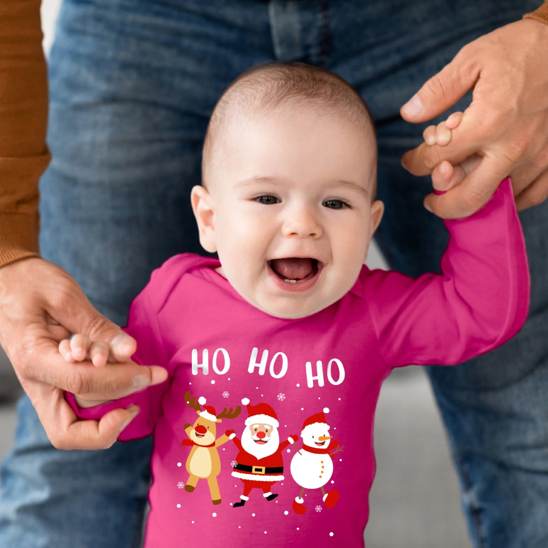 Ho Ho Ho, Weihnachtsmann, Schneemann und Elch tanzen im Schnee