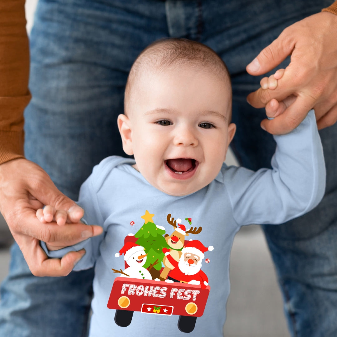 Frohes Fest, Weihnachtsmann , Schneemann, Elch und Tannenbaum im Weihnachtsauto