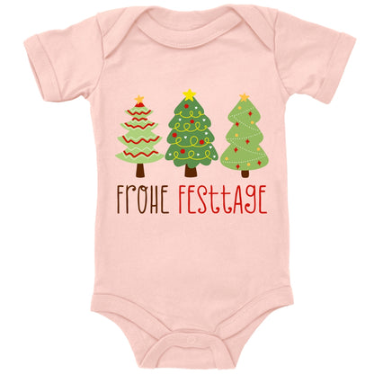 Geschmückte Tannenbäume wünschen Frohe Festtage