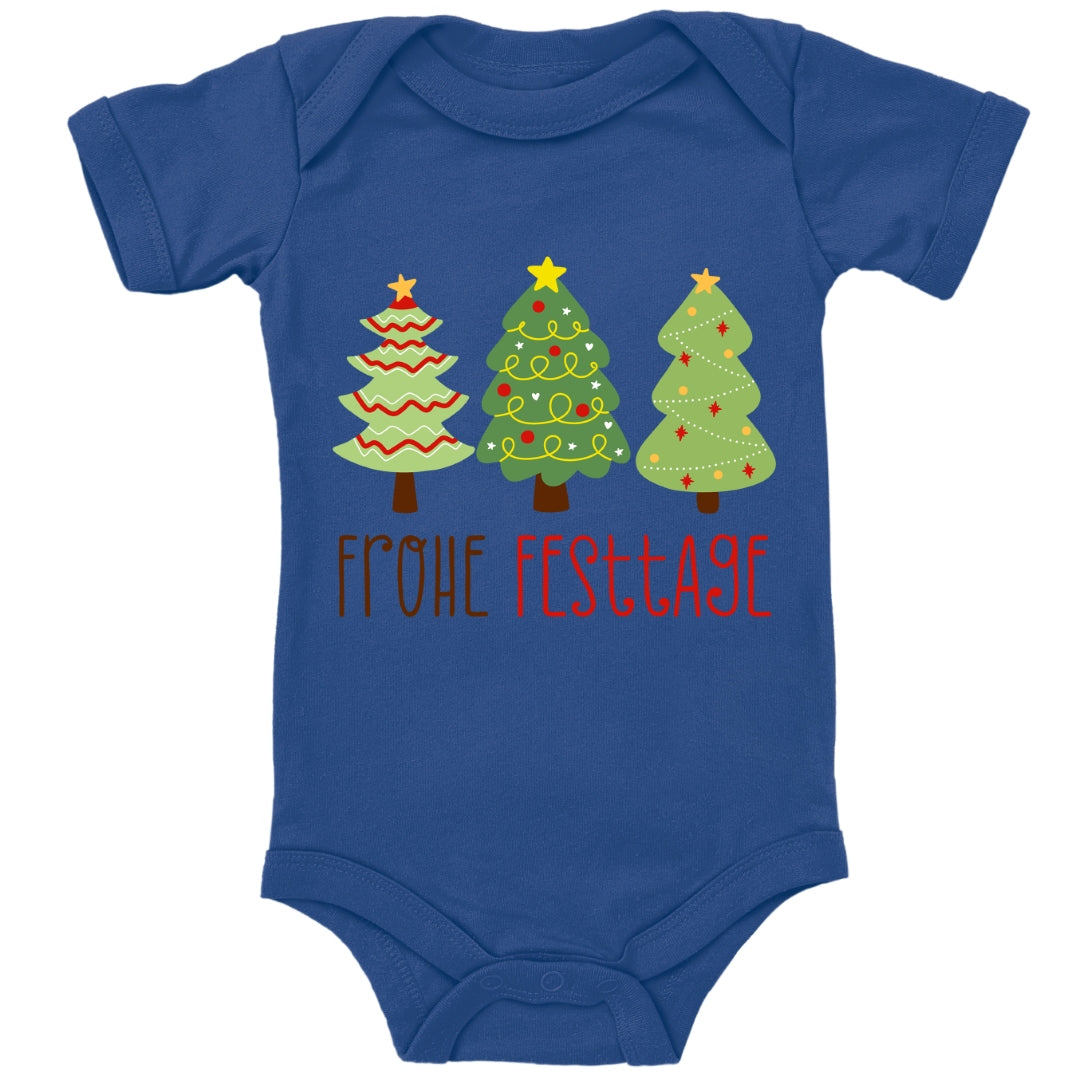 Geschmückte Tannenbäume wünschen Frohe Festtage