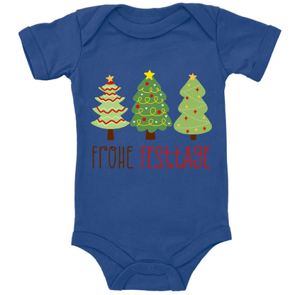 Geschmückte Tannenbäume wünschen Frohe Festtage