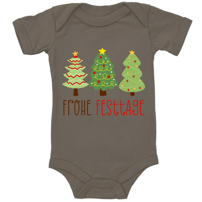 Geschmückte Tannenbäume wünschen Frohe Festtage