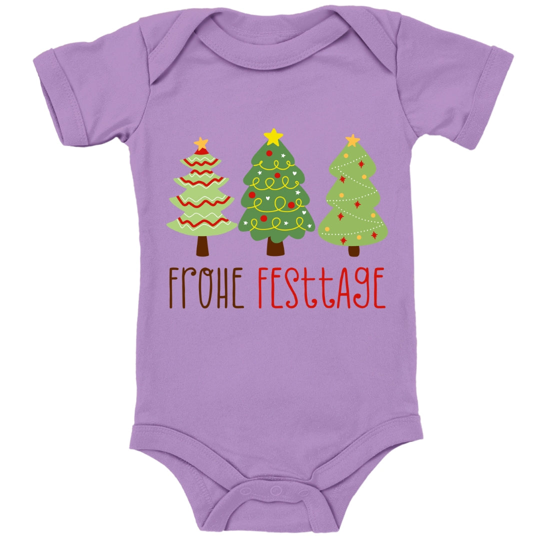 Geschmückte Tannenbäume wünschen Frohe Festtage