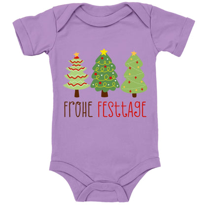 Geschmückte Tannenbäume wünschen Frohe Festtage