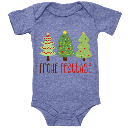 Geschmückte Tannenbäume wünschen Frohe Festtage