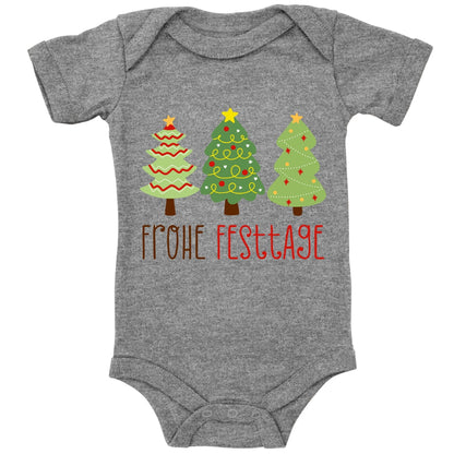 Geschmückte Tannenbäume wünschen Frohe Festtage