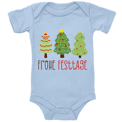 Geschmückte Tannenbäume wünschen Frohe Festtage