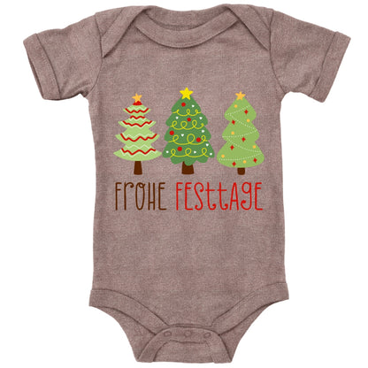 Geschmückte Tannenbäume wünschen Frohe Festtage