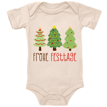 Geschmückte Tannenbäume wünschen Frohe Festtage