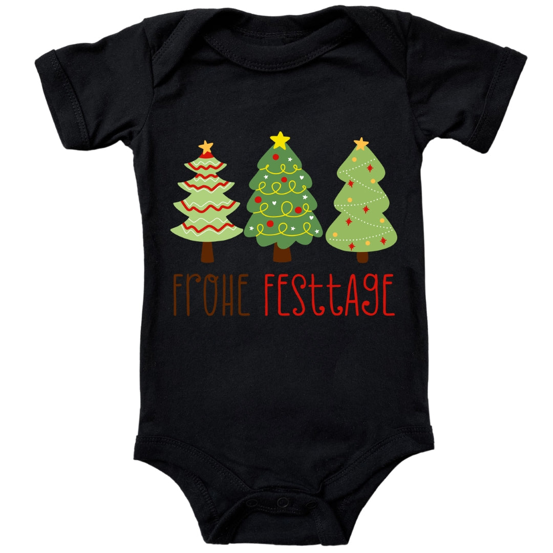 Geschmückte Tannenbäume wünschen Frohe Festtage