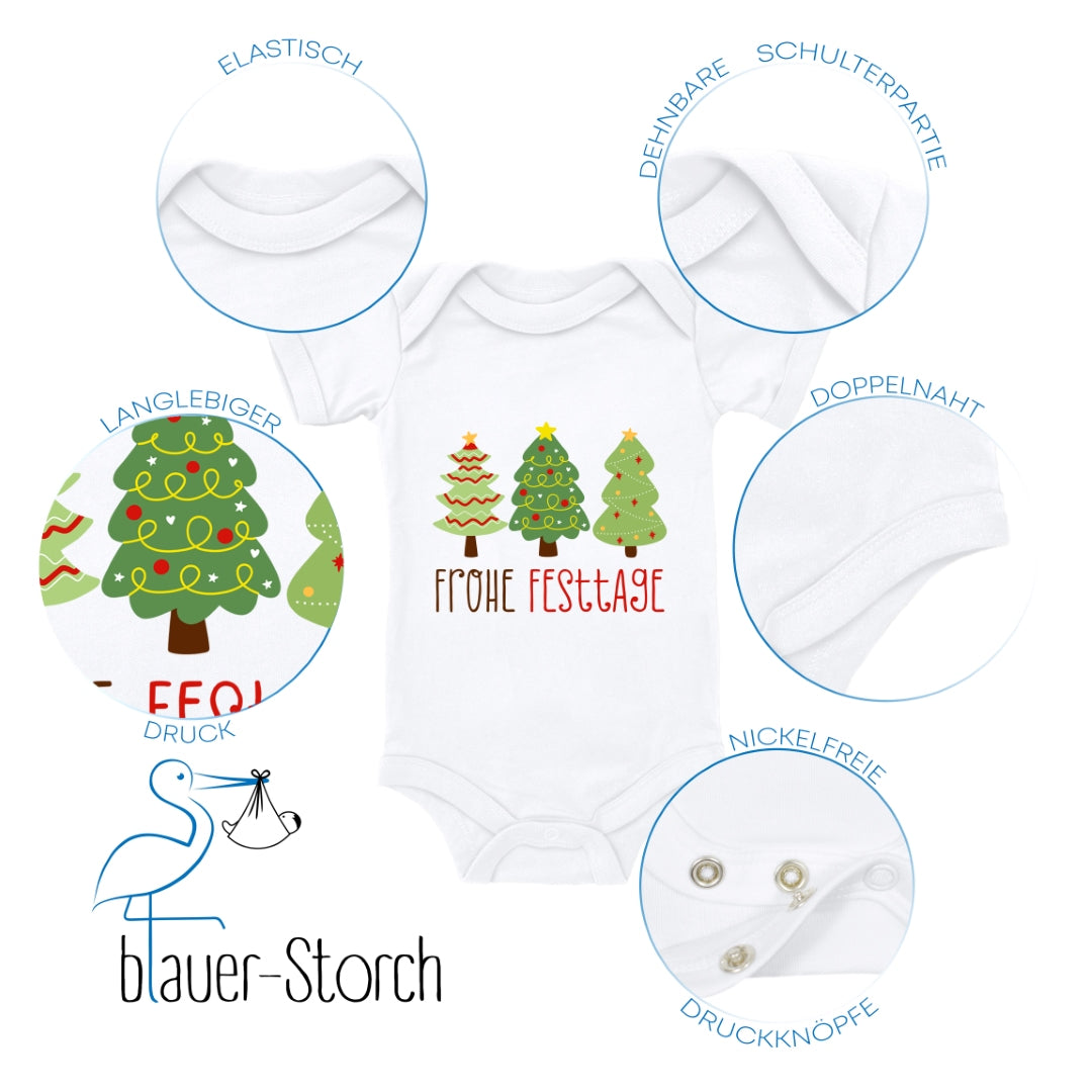 Geschmückte Tannenbäume wünschen Frohe Festtage