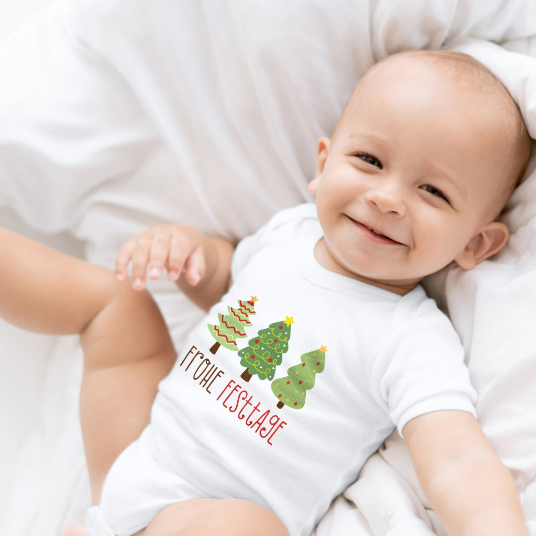 Geschmückte Tannenbäume wünschen Frohe Festtage