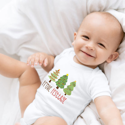 Geschmückte Tannenbäume wünschen Frohe Festtage