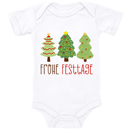 Geschmückte Tannenbäume wünschen Frohe Festtage