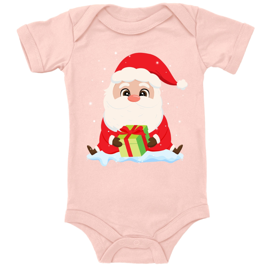 Niedlicher Weihnachtsmann sitzt im Schnee und bringt ein Geschenk