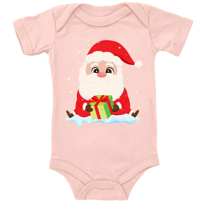 Niedlicher Weihnachtsmann sitzt im Schnee und bringt ein Geschenk