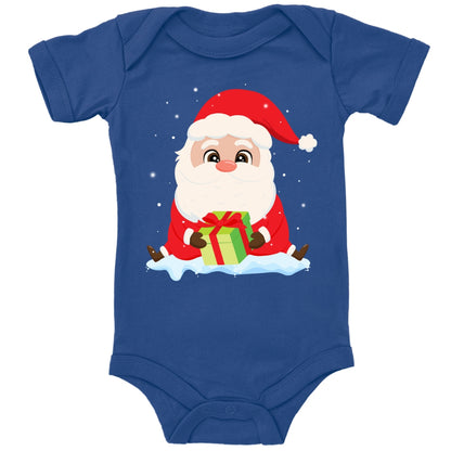 Niedlicher Weihnachtsmann sitzt im Schnee und bringt ein Geschenk