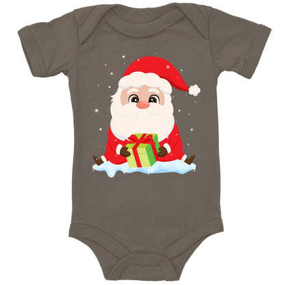 Niedlicher Weihnachtsmann sitzt im Schnee und bringt ein Geschenk