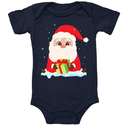 Niedlicher Weihnachtsmann sitzt im Schnee und bringt ein Geschenk