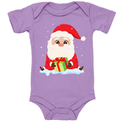 Niedlicher Weihnachtsmann sitzt im Schnee und bringt ein Geschenk