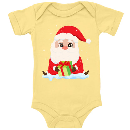 Niedlicher Weihnachtsmann sitzt im Schnee und bringt ein Geschenk