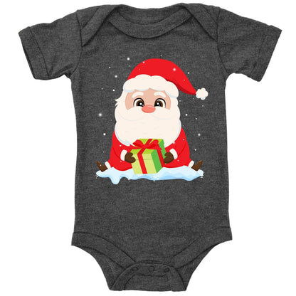 Niedlicher Weihnachtsmann sitzt im Schnee und bringt ein Geschenk