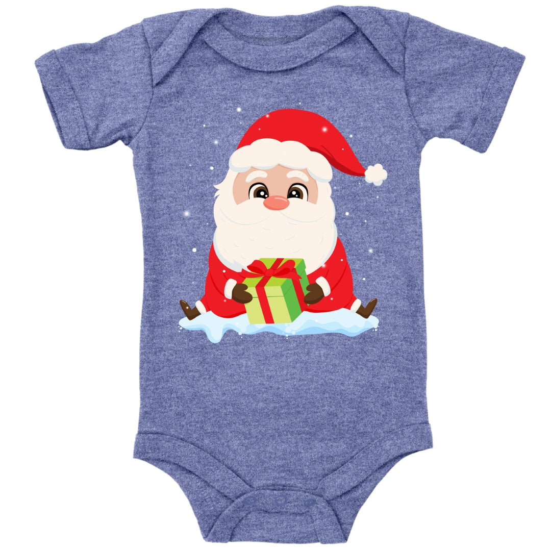 Niedlicher Weihnachtsmann sitzt im Schnee und bringt ein Geschenk