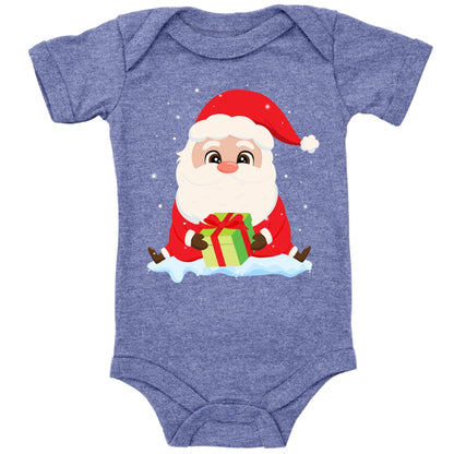 Niedlicher Weihnachtsmann sitzt im Schnee und bringt ein Geschenk