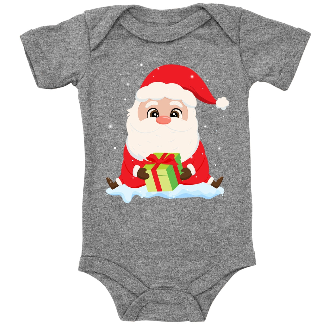 Niedlicher Weihnachtsmann sitzt im Schnee und bringt ein Geschenk