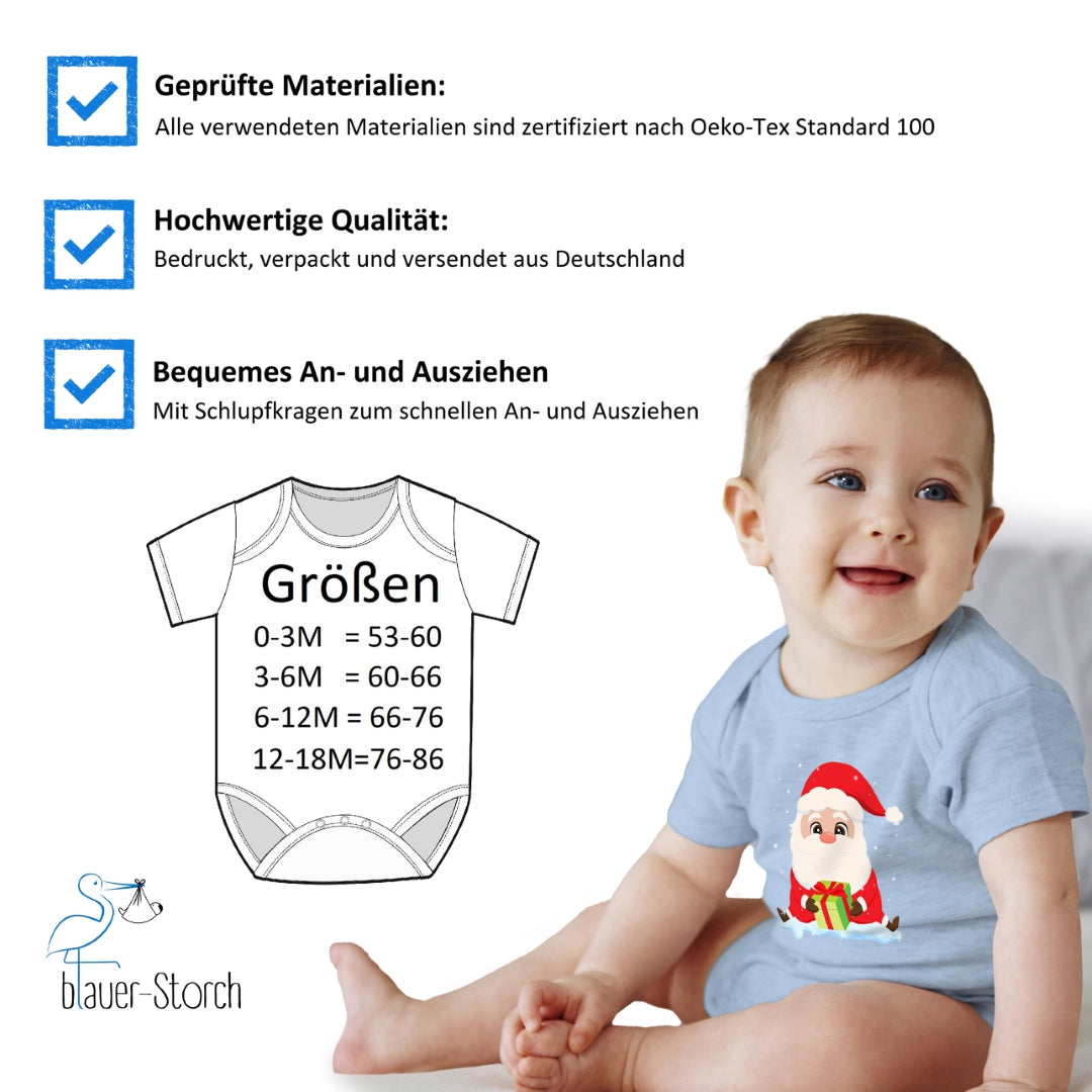 Niedlicher Weihnachtsmann sitzt im Schnee und bringt ein Geschenk