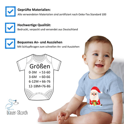 Niedlicher Weihnachtsmann sitzt im Schnee und bringt ein Geschenk