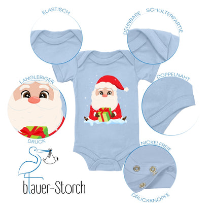 Niedlicher Weihnachtsmann sitzt im Schnee und bringt ein Geschenk