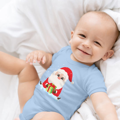 Niedlicher Weihnachtsmann sitzt im Schnee und bringt ein Geschenk