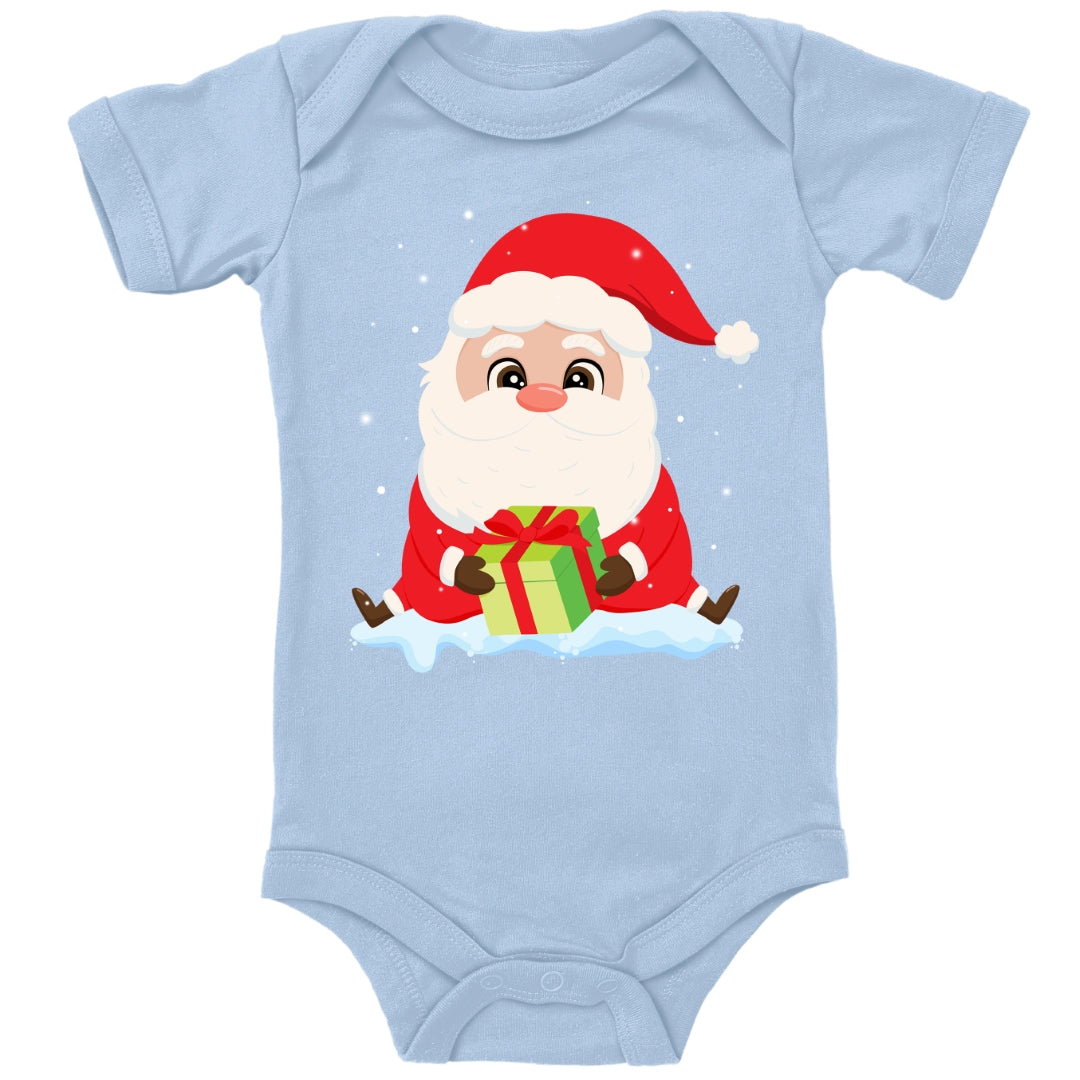 Niedlicher Weihnachtsmann sitzt im Schnee und bringt ein Geschenk