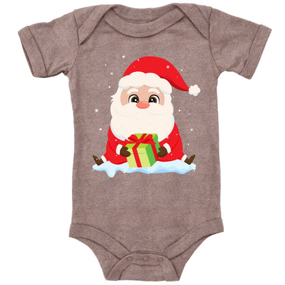 Niedlicher Weihnachtsmann sitzt im Schnee und bringt ein Geschenk