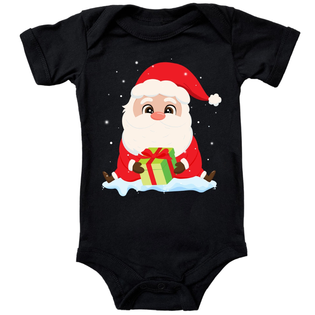 Niedlicher Weihnachtsmann sitzt im Schnee und bringt ein Geschenk