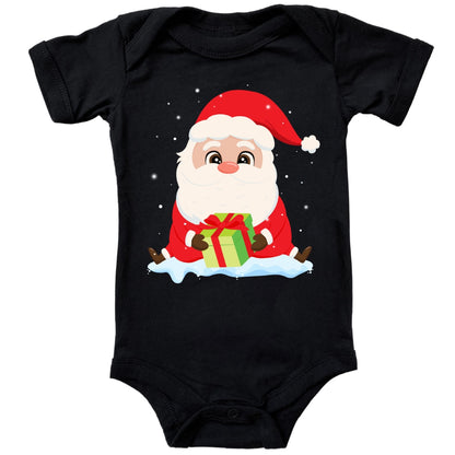 Niedlicher Weihnachtsmann sitzt im Schnee und bringt ein Geschenk